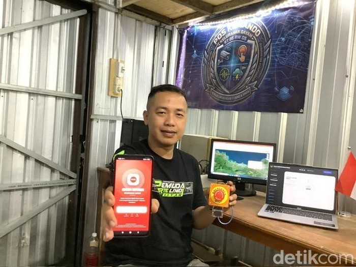 Topan menunjukkan sistem keamanan digital berbasis aplikasi yang dikembangkan untuk warga di Kota Kediri.