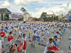 Meriah! Ribuan Penari Kipas Tumplek Blek di Titik Nol Kota Solo