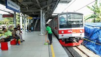 Layanan KRL Commuter Line di Stasiun Bekasi Timur dipastikan kembali beroperasi normal mulai Rabu siang.