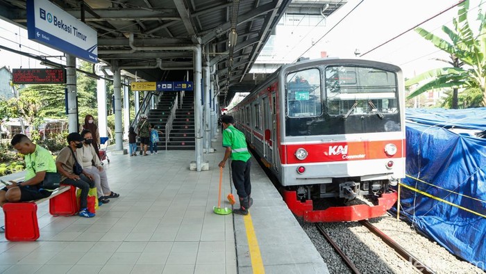 Penumpang beraktivitas di Stasiun Bekasi Timur, Rabu (29/4/2026). Layanan KRL Commuter Line di Stasiun Bekasi Timur dipastikan kembali beroperasi normal mulai Rabu siang.
