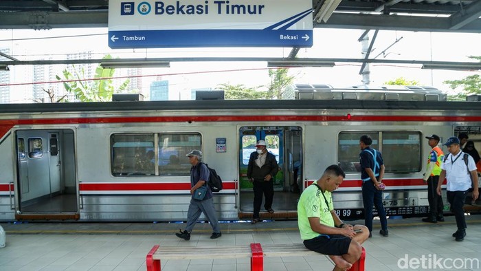 Penumpang beraktivitas di Stasiun Bekasi Timur, Rabu (29/4/2026). Layanan KRL Commuter Line di Stasiun Bekasi Timur dipastikan kembali beroperasi normal mulai Rabu siang.