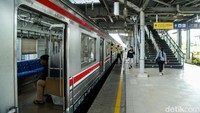  Sebelumnya, operasional KRL di jalur tersebut sempat dihentikan akibat kecelakaan antara KRL Commuter Line dan KA jarak jauh Argo Bromo Anggrek pada Senin malam, 27 April 2026. 