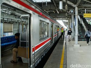 Viral Penumpang KRL di Stasiun Bekasi Ribut gegara Rebutan Naik Eskalator