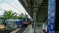 Insiden tersebut menyebabkan gangguan perjalanan dan memaksa layanan hanya dibatasi sampai Stasiun Bekasi selama proses evakuasi dan perbaikan berlangsung. Namun beberapa puing bekas tabrakan masih terlihat di lokasi dengan ditutup terpal berwarna biru.    