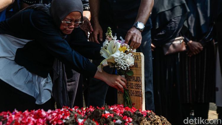 Suasana Duka Pemakaman Korban Tragedi Bekasi Timur