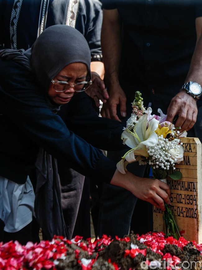 Suasana Duka Pemakaman Korban Tragedi Bekasi Timur