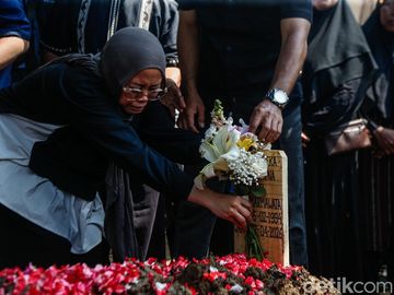 Suasana Duka Pemakaman Korban Tragedi Bekasi Timur