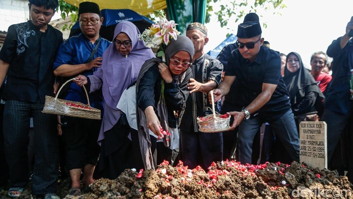 Jenazah korban tragedi Stasiun Bekasi Timur, Nur Ainia Eka Rahmadhyna, dimakamkan di TPU Mangunjaya, Tambun, Bekasi, Rabu (29/4/2026).