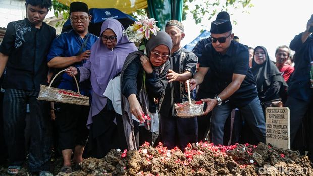 Jenazah korban tragedi Stasiun Bekasi Timur, Nur Ainia Eka Rahmadhyna, dimakamkan di TPU Mangunjaya, Tambun, Bekasi, Rabu (29/4/2026).