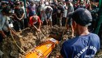 Suasana Duka Pemakaman Korban Tragedi Bekasi Timur