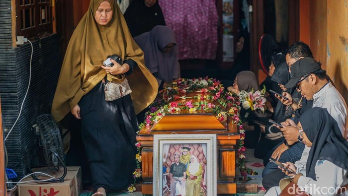 Jenazah korban tragedi Stasiun Bekasi Timur, Nur Ainia Eka Rahmadhyna, dimakamkan di TPU Mangunjaya, Tambun, Bekasi, Rabu (29/4/2026).