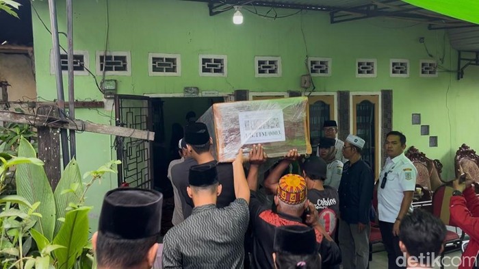 Suasana rumah duka Citra, mahasiswi asal Jambi korban kecelakaan kereta di Bekasi.