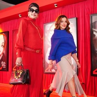 Ala bergaya glamor dan fierce dalam balutan sweater dan rok merah menyala. Ibu tiga anak ini juga memakai kacamata hitam, dengan rambut disanggul tinggi. Foto: Instagram/@tasyafarasya