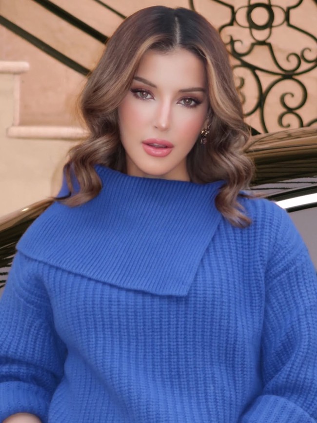 Wajah Tasya dirias dengan makeup bergaya glamor dan rambut ditata bergelombang. Foto: Instagram/@tasyafarasya