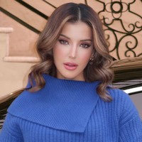 Wajah Tasya dirias dengan makeup bergaya glamor dan rambut ditata bergelombang. Foto: Instagram/@tasyafarasya