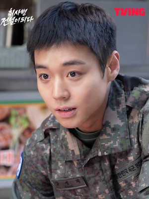Park Ji Hoon Pakai Baju Militer Sebelum Wamil Beneran