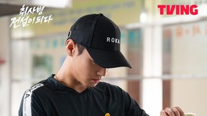 Di The Legend of Kitchen Soldier, Park Ji Hoon memerankan Kang Sung Jae yang mendadak jadi ahli masak di dapur militer setelah kemunculan entitas misterius. Aku ingin mencoba tantangan baru, kata dia soal peran ini. (Foto: dok. TVING)