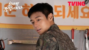 Park Ji Hoon aslinya belum wamil, tapi emang udah suka banget sama hal-hal berbau militer. Aku selalu ingin mencoba menggunakan seragam tentara di sebuah proyek, aku member WANNA ONE itu. (Foto: dok. TVING)