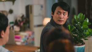 Choi Dae Hoon memerankan Son Gyeong Hun, si pembuat onar paling terkenal di Haeseong City. Doyan bikin keributan, banyak warga mengajukan komplain ke Balai Kota karena dia. (Foto: dok. Netflix)