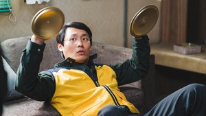 Son Gyeong Hun sekarang punya kekuatan superaneh yang bisa bikin benda nempel kuat banget di tangannya. (Foto: dok. Netflix)