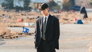 Cha Eun Woo memainkan karakter Lee Un Jeong, seorang pegawai negeri di Haeseong City. (Foto: dok. Netflix)