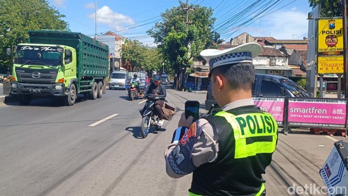 Tilang handheld di Pasuruan