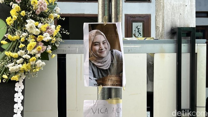 Vica AF (23), salah satu korban jiwa dalam kecelakaan KA dan KRL di Stasiun Bekasi Timur. Vica dikenal pandai dan rajin beribadah. (Adhfar AS/detikcom)