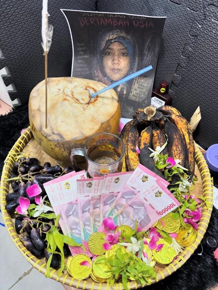 Viral di media sosial, seorang istri di Surabaya terkejut mendapat kejutan ulang tahun unik berkonsep sesajen dari suaminya bikin geleng-geleng kepala.