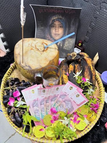 Viral di media sosial, seorang istri di Surabaya terkejut mendapat kejutan ulang tahun unik berkonsep sesajen dari suaminya bikin geleng-geleng kepala. Viral di media sosial, seorang istri di Surabaya terkejut mendapat kejutan ulang tahun unik berkonsep sesajen dari suaminya bikin geleng-geleng kepala.