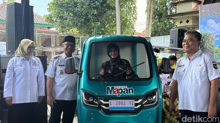 Wali Kota Kediri Vinanda Prameswati luncurkan 3 mobil literasi keliling