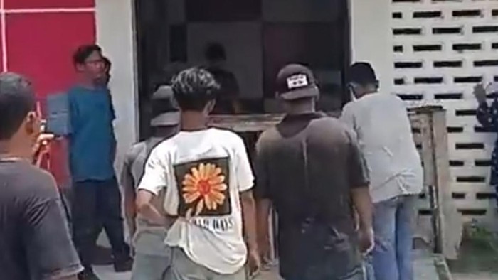 Warga memblokir akses masuk ke Kantor Camat Barus. (dok. Tangkapan layar media sosial)
