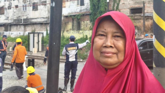 Warga sekitar perlintasan sebidang dekat lokasi kecelakaan kereta