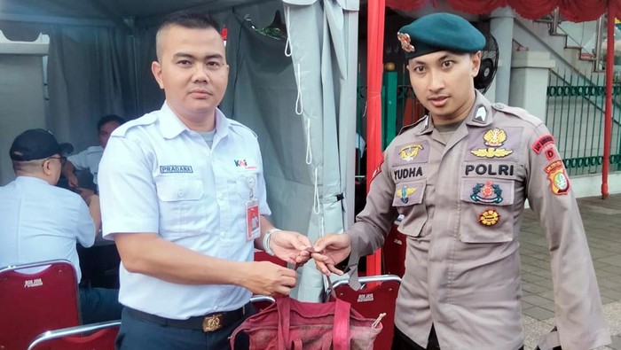 PT KAI Commuter Indonesia (KCI) mengamankan barang-barang yang tertinggal di dalam kereta api yang terkena kecelakaan maut di Stasiun Bekasi Timur. Tepatnya pada rangkaian Commuter Line No. 5568A yang tertabrak kereta api jarak jauh.