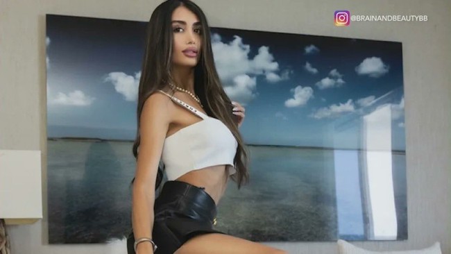 Meski pernah bermasalah dengan pria lebih tua, wanita dengan nama baru Shoshana Cloobeck itu tampaknya belum kapok menjalin cinta dengan mereka. Adva kini dilaporkan akan dinikahi pria lebih tua 36 tahun.Foto: Facebook