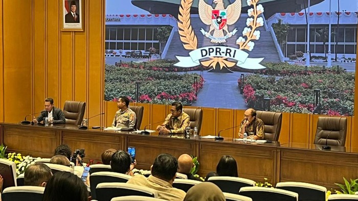 Anggota Komisi V DPR Sudjatmiko mengusulkan pasang CCTV di tiap perlintasan sebidang