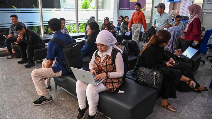 Wajib pajak antre untuk pelaporan SPT Tahunan di Kantor Wilayah DJP Wajib Pajak Besar, Jakarta, Kamis (30/4/2026). Direktorat Jenderal Pajak Kementerian Keuangan mengungkapkan hingga 29 April 2026, sebanyak 12.639.279 dari 19.051.508 wajib pajak yang wajib lapor SPT Tahunan telah menyelesaikan kewajibannya sementara batas akhir pelaporan bagi wajib pajak orang pribadi dan wajib pajak badan berlangsung hingga Kamis, 30 April 2026. ANTARA FOTO/Indrianto Eko Suwarso/nym.