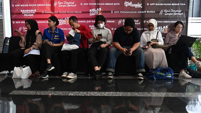 Wajib pajak antre untuk pelaporan SPT Tahunan di Kantor Wilayah DJP Wajib Pajak Besar, Jakarta, Kamis (30/4/2026). Direktorat Jenderal Pajak Kementerian Keuangan mengungkapkan hingga 29 April 2026, sebanyak 12.639.279 dari 19.051.508 wajib pajak yang wajib lapor SPT Tahunan telah menyelesaikan kewajibannya sementara batas akhir pelaporan bagi wajib pajak orang pribadi dan wajib pajak badan berlangsung hingga Kamis, 30 April 2026. ANTARA FOTO/Indrianto Eko Suwarso/nym.
