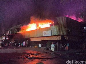 Kebakaran Pasar Kanjengan Semarang Meluas ke Bangunan Pertokoan