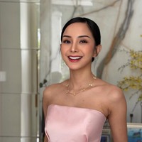 Kirana Larasati menjalani oplas hidung di Bangkok. Ia menggunakan tulang rusuk penuh untuk membentuk bagian hidung. Hidung Kirana yang semula sedikit bengkok saat dilihat dari samping, kini menjadi lebih lurus. Foto: Instagram