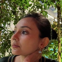 Alih-alih oplas ke luar negeri, Rina Nose mempercayakan tindakan rhinoplastynya di Jakarta bersama dokter Tompi. Setelah oplas, Rina tampak makin percaya diri memamerkan hidung barunya tersebut. Foto: Instagram