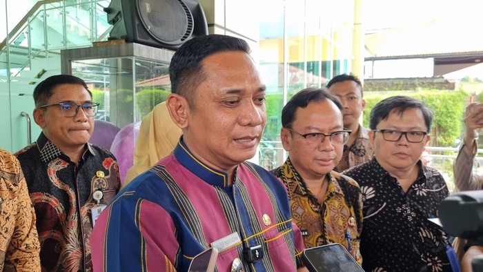 Asep Surya Atmaja menjenguk korban kecelakaan kereta api (KA) Argo Bromo Anggrek dan KRL, di RSUD Bekasi, Kamis (30/4/2026).