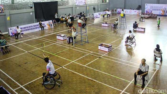 Atlet badminton tunadaksa bertanding di GOR Pondok Bambu, Jakarta Timur, Kamis (30/4/2026). Mereka tampil penuh semangat juang dan daya saing tinggi.
