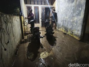 Banjir di Perumahan Dinar Indah Semarang Surut, Warga Bersih-bersih Lumpur
