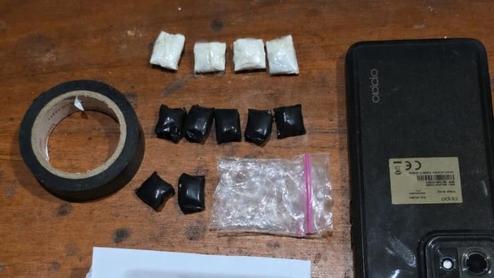 Sebelas paket sabu dan barang bukti lain yang diamankan dari tersangka MF (33) dalam pengungkapan kasus jaringan pengedar sabu di Solo Raya.