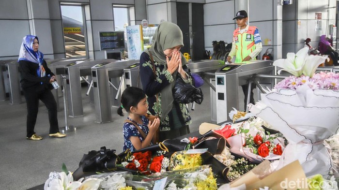 Sejumlah warga meletakkan bunga dan memanjatkan doa di kawasan Stasiun Bekasi Timur, Bekasi, Jawa Barat, Kamis (30/4/2026).