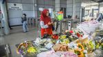 Bunga dan Doa Selimuti Duka di Stasiun Bekasi Timur