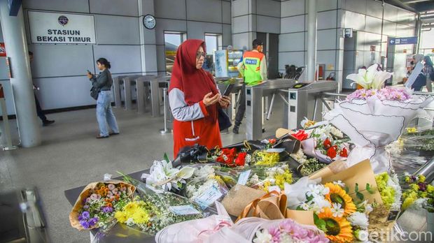 Sejumlah warga meletakkan bunga dan memanjatkan doa di kawasan Stasiun Bekasi Timur, Bekasi, Jawa Barat, Kamis (30/4/2026).