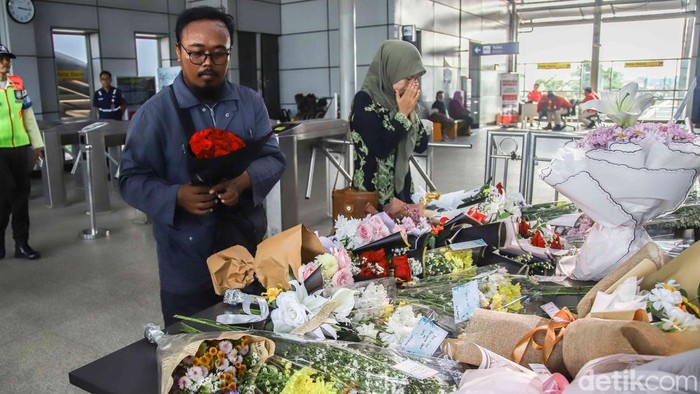 Sejumlah warga meletakkan bunga dan memanjatkan doa di kawasan Stasiun Bekasi Timur, Bekasi, Jawa Barat, Kamis (30/4/2026).
