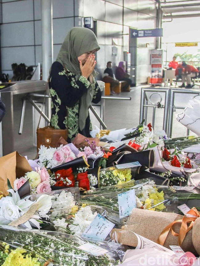 Bunga dan Doa Selimuti Duka di Stasiun Bekasi Timur