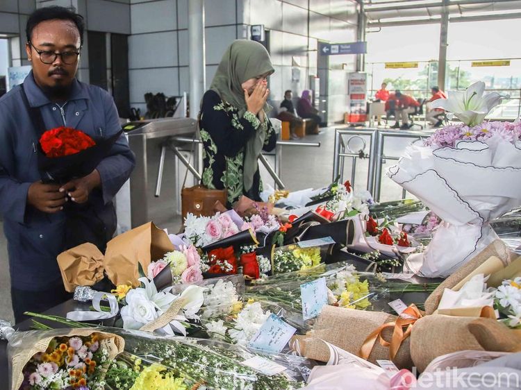 Bunga dan Doa Selimuti Duka di Stasiun Bekasi Timur